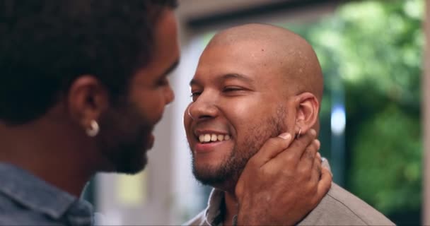 Gay Partner Romantika Povídání Doma Štěstím Lásky Flirtování Plachostí Obýváku — Stock video