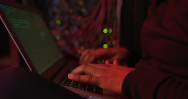 Кибератака Хакер Ноутбука Руки Человека Безопасностью Преступность Вирус Устанавливают Серверной — стоковое видео