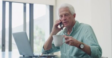 Kahve, yaşlı adam ya da telefon konuşması iletişim ya da sohbet için haber güncellemesi. Evde dizüstü bilgisayarla çay içerek rahatlamak için konuşan dinleyici, mobil ya da yaşlı erkek..