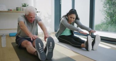 Fizyoterapist, yoga esneme ve omurga hizası başarısı, iyileşme ya da zindelik başarısı için yaşlı adam beşliği. Rehabilitasyon, klinik ve fizyoterapist mutlu bir üst düzey müşteriyle kutluyor.
