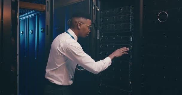 Retrato Homem Negro Data Center Com Tablet Inspeção Manutenção Rede — Vídeo de Stock