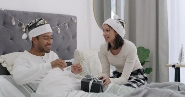 Natal Kotak Hadiah Kejutan Dan Pasangan Bahagia Tempat Tidur Untuk — Stok Video