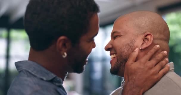 Gay Partner Liefde Praten Huis Met Geluk Voor Romantiek Flirten — Stockvideo