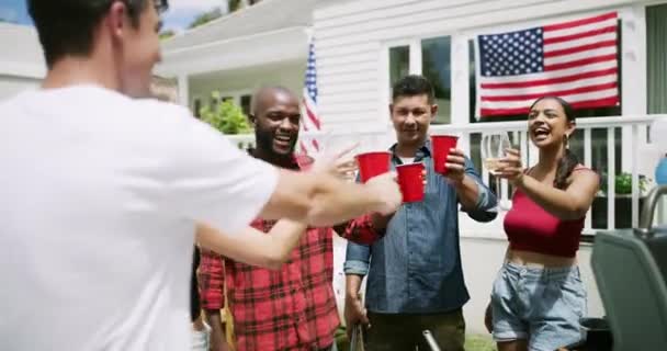 Amigos Bebidas Tostadas Fiesta Bandera Americana Celebración Del Día Independencia — Vídeo de stock