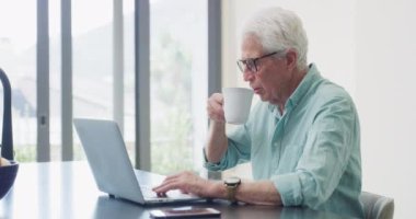 Ev bilgisayarı, kahve fincanı ve yaşlı adam proje planı, online geliştirme veya beyin fırtınası fikirleri düşünün. Çay fincanı, uzaktan çalışma ve olgun serbest yazar tercihi, kararı veya problem çözme çözümünü hatırla.