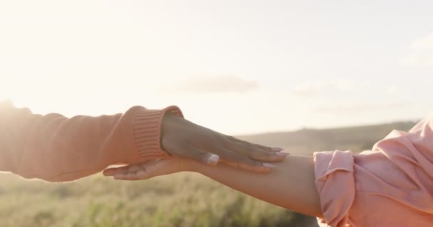 Pessoas Mãos Conexão Pôr Sol Amor Por Laços Férias Romance — Vídeo de Stock