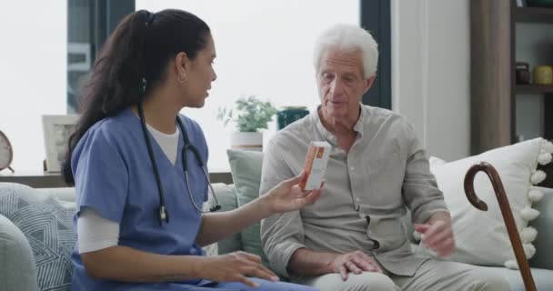Laç Kutusu Bakıcı Kıdemli Adam Sağlık Hizmetleri Tavsiyesi Yaşlı Bakımı — Stok video