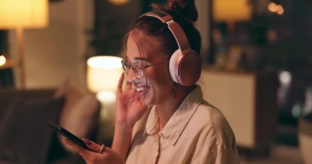 Kvinde Hovedtelefoner Til Musik Smartphone Natten Slappe Med Teknologi Smile – Stock-video