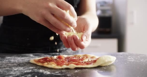 Osoba Ręce Ser Pizzy Ciasto Przygotowania Surowca Pieczenia Produkcji Lub — Wideo stockowe