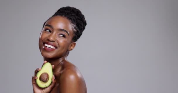 Gri Arka Planda Güzellik Avokado Kadın Sağlıklı Kozmetik Beslenme Detoks — Stok video