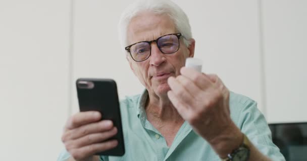 Senior Muž Doma Smartphone Pro Videohovory Léky Konverzaci Digitální Aplikací — Stock video