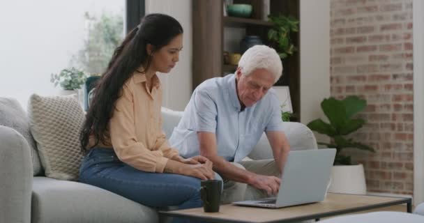 Starszy Mężczyzna Kanapa Wnuk Laptopem Pomoc Rozmowa Nawiązanie Więzi Kanapie — Wideo stockowe