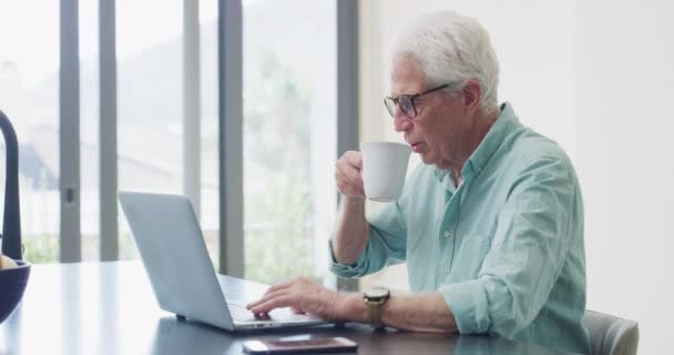 Laptop Hause Kaffeetasse Und Alter Mann Denken Projektplan Online Entwicklung — Stockvideo