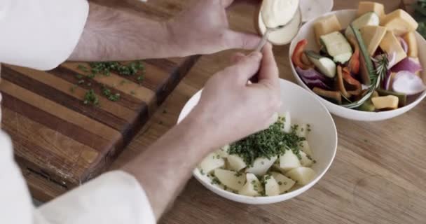 Chef Hände Und Kartoffelsalat Oder Zubereitung Der Küche Zum Kochen — Stockvideo