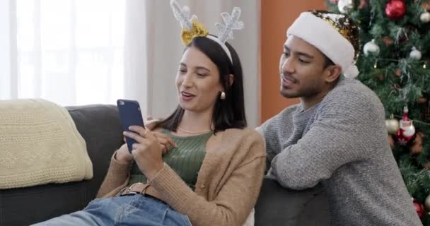 Telefoon Online Winkelen Paar Met Kerstmis Huis Met Keuze Van — Stockvideo