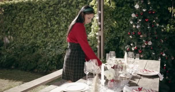 Weihnachten Frau Und Gedeckter Tisch Hause Für Party Veranstaltung Und — Stockvideo
