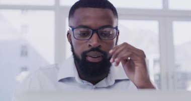 Siyahi adam, ofis ve iş için gözlük, aşırı çalışma ve sorun için dizüstü bilgisayar, danışman ya da sinirli. Muhasebeci, son teslim tarihi ve tükenmiş iş, teknoloji ve baş ağrısı, kriz ve hata yüzünden üzgün..