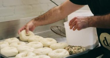 Mutfak, erkek eli ve simit susamlı soba, aşçı, yemek ve ekmek bir restoranda yapılır. Kafe, petrol ve kahve dükkanında küçük işletmelerde hamurla çalışan profesyonel bir fırıncının yemek şirketi..