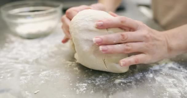 Ręce Ciasto Chlebowe Piekarz Ugniatający Mąką Kuchni Ręcznie Robiony Wypiek — Wideo stockowe