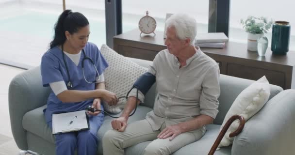 Paciente Idoso Pessoas Cuidador Com Teste Hipertensão Para Exame Avaliação — Vídeo de Stock