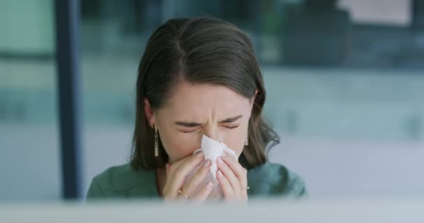 Mujer Negocios Enferma Sonándose Nariz Oficina Por Alergias Gérmenes Del — Vídeos de Stock