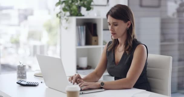 Yerinde Çalışan Kadınıyla Bilgisayar Stres Arıza Profesyonel Ofiste Hata Sorun — Stok video