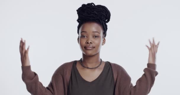 Confus Haussement Épaules Visage Femme Noire Avec Des Mains Choix — Video