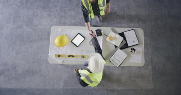 Boven Tablet Ingenieurs Voor Handdruk Tafel Veiligheidsuitrusting Discussie Berekeningen Van — Stockvideo