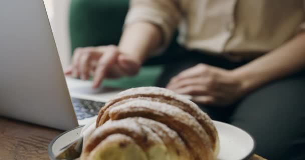 远程工作咖啡馆 男人或与笔记本电脑的手 用于规划 搜索或社交媒体特写 在咖啡店进行在线研究 博客或自由撰稿人 供餐馆审查 建立联系或进行反馈交流 — 图库视频影像