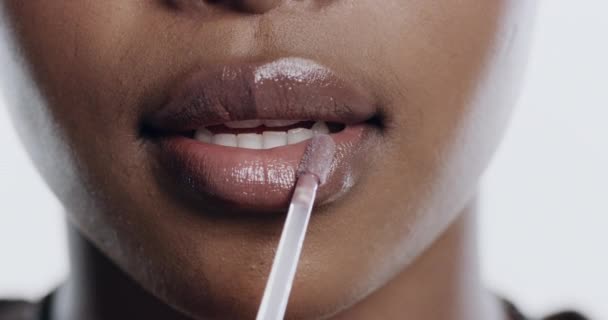 化妆品 产品和光泽的白色背景上的黑人妇女化妆 唇彩和特写 在演播室里用口红保持健康 光泽或美观的孤立者的美丽 嘴和唇 — 图库视频影像