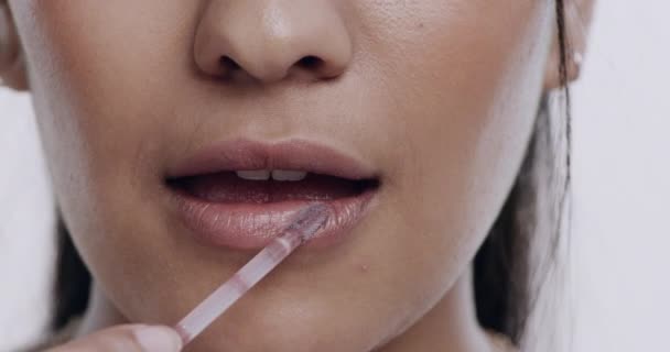 Makeup Läppglans Och Läppar Kvinna Vit Bakgrund För Kosmetika Produkter — Stockvideo