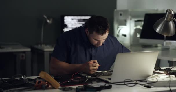 Gelukkig Feest Mens Reparatie Computer Hardware Elektronica Test Circuit Board — Stockvideo