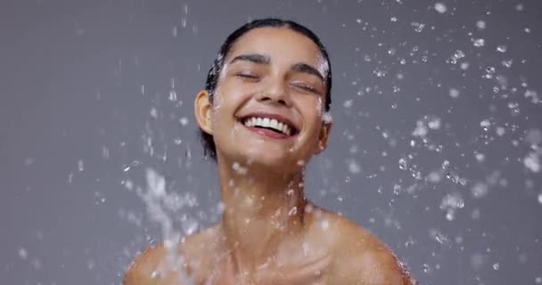 Сплеск Води Краса Обличчя Жінки Сірому Фоні Прибирання Оздоровлення Косметики — стокове відео
