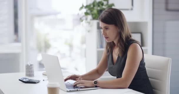 笔记本电脑 压力和404与企业妇女在工作中的错误或问题专业办公室 在公司工作场所 年轻员工因电脑故障而导致的办公桌 合规和故障 — 图库视频影像