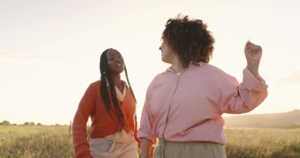 Tanec Země Ženy Přátelé Farmě Společně Pro Cestování Dobrodružství Nebo — Stock video