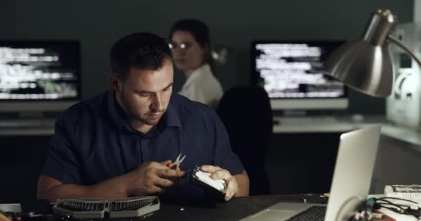 Hardware Laptop Pessoas Com Equipamentos Reparação Eletrônica Serviço Manutenção Laboratório — Vídeo de Stock