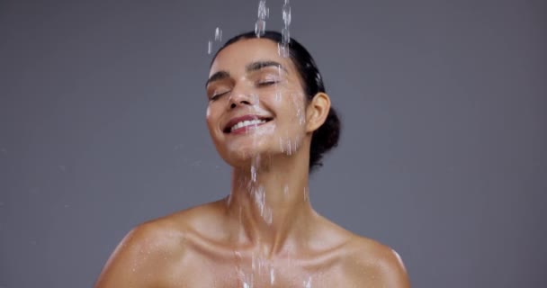 Wassertropfen Hautpflege Und Frauengesicht Auf Grauem Hintergrund Für Reinigung Wellness — Stockvideo