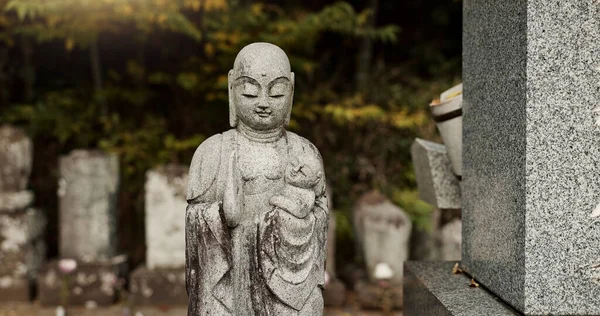 Buda Estátua Cemitério Japão Com Criança Para Segurança Proteção Escultura — Fotografia de Stock