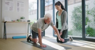 Fizyoterapist, rehabilitasyon ve kayropraktik zemin egzersizi, ortopedik egzersiz ya da iyileşme desteği, fizik tedavi ve yaşlı hastaya yardım eden kayropraktik uzmanı..