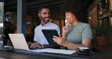 Restoran, işçiler ve dizüstü bilgisayarlı tablet, uzaktan çalışma ve proje planlama stratejisi, İnternet veya İnternet. İnsanlar, teknoloji ve serbest kariyer, metin yazarı ya da sosyal medya üzerinde çalışma.