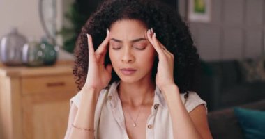 Kadın, evde yorgunluk, yorgunluk, yorgunluk ve oturma odasında aşırı çalışma nedeniyle baş ağrısı ve stres. İnsan, migren ve şakak masajı, depresyon ve baş dönmesi ve ağrılı beyin sisi..
