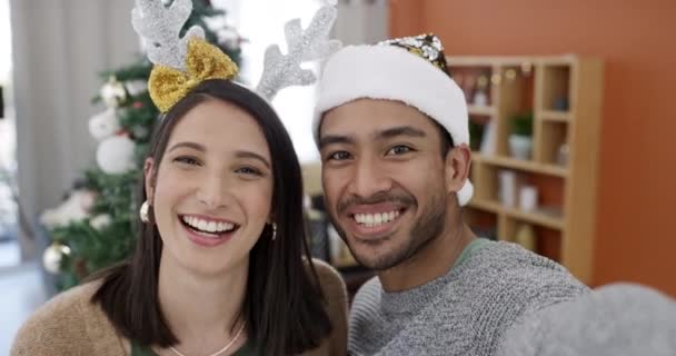 Happy Videoopkald Par Hjemmet Julen Med Sociale Medier Samtale Bølge – Stock-video