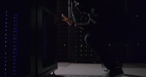 Hacker Serverrum Laptop Til Kodning Datacenter Kriminalitet Ransomware Eller Cybersecurity – Stock-video