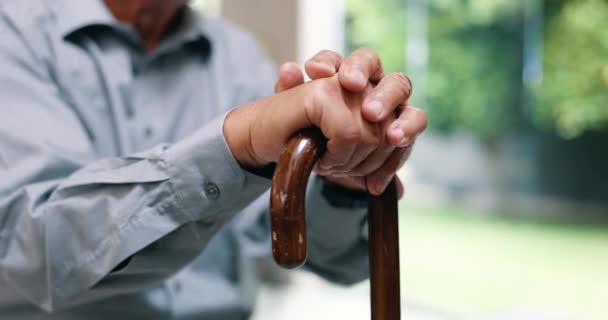 Dłonie Starszy Pan Laska Zbliżeniu Rekonwalescencję Równowagę Rehabilitację Domu Opieki — Wideo stockowe