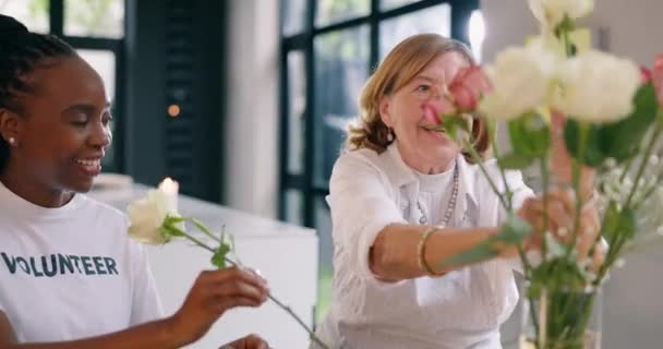 Evde Çiçekli Gönüllü Yaşlı Bir Kadın Hareketli Gülümseyen Sağlıklı Neşeli — Stok video