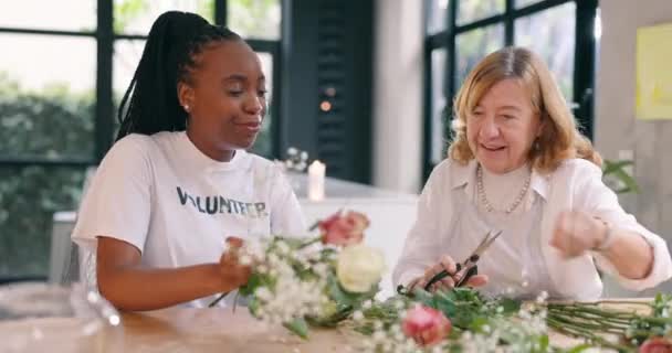 Huis Vrijwilliger Senior Vrouw Met Bloemen Glimlach Activiteit Met Geluk — Stockvideo