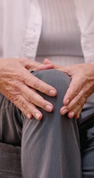 Крупный План Руки Пожилая Женщина Болью Колене Артритом Ортопедической Травмой — стоковое видео
