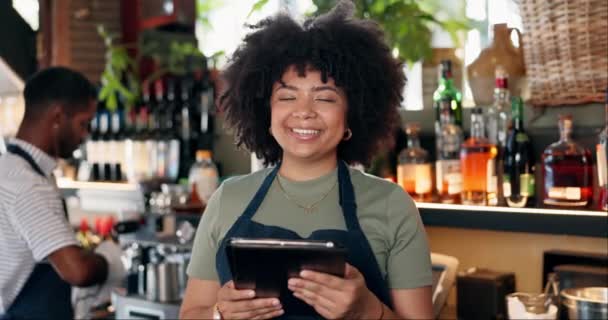 Tablety Restaurace Barman Úsměv Pro Prodej Alkoholu Obchodní Služby Nebo — Stock video