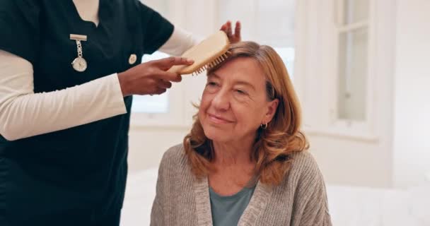Sestra Stará Žena Kartáčování Vlasy Úpravou Rutinní Pomoci Odchodem Důchodu — Stock video
