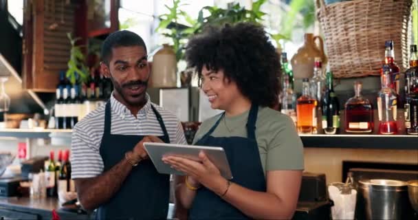 Tablet Restoran Barmeni Mutlu Insanlar Alkol Stoku Mağaza Ticareti Veya — Stok video